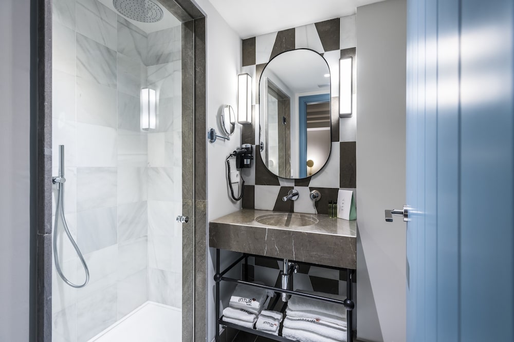 Deluxe Double or Twin Room, City View - Photo 12