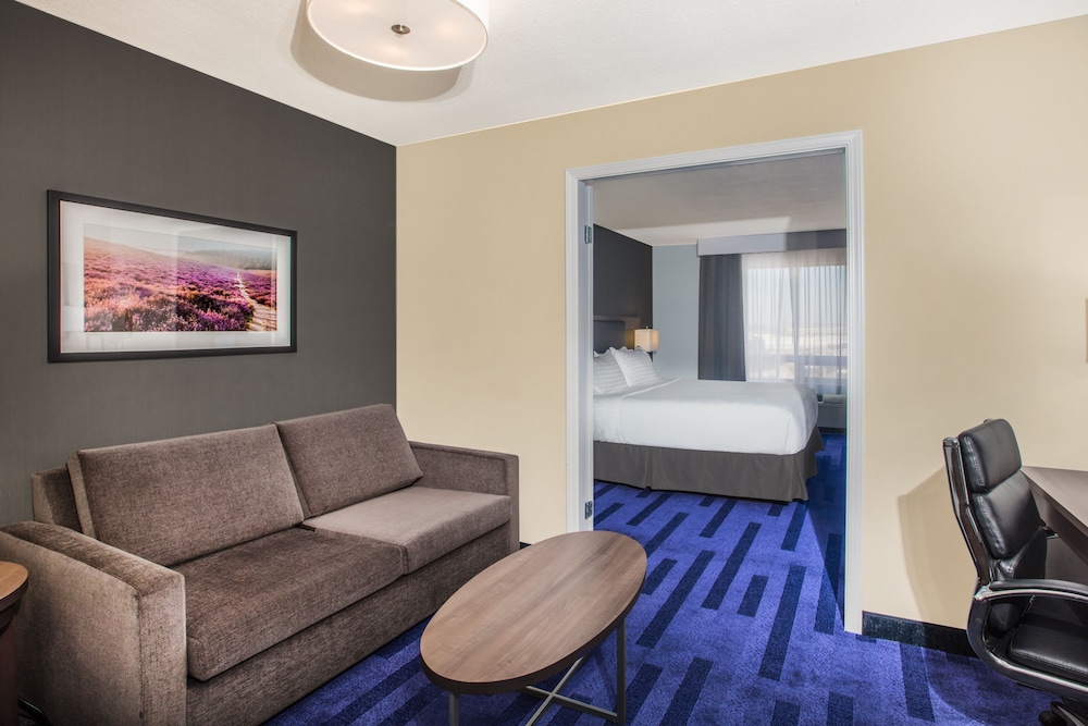 Suite, 1 Bedroom - Photo 2