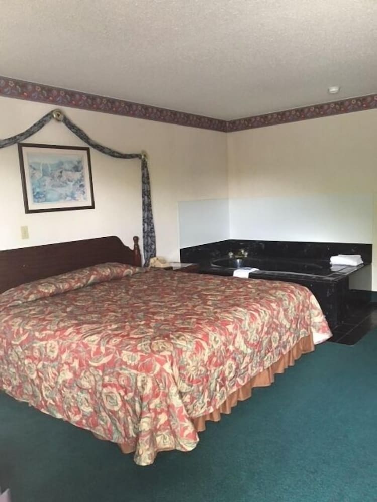 Standard Room, 1 King Bed, Jetted Tub photo 3