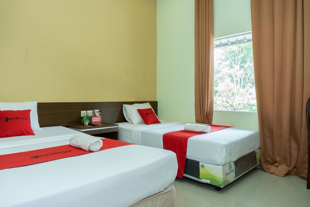 Premium Twin Room (RedDoorz) photo 2