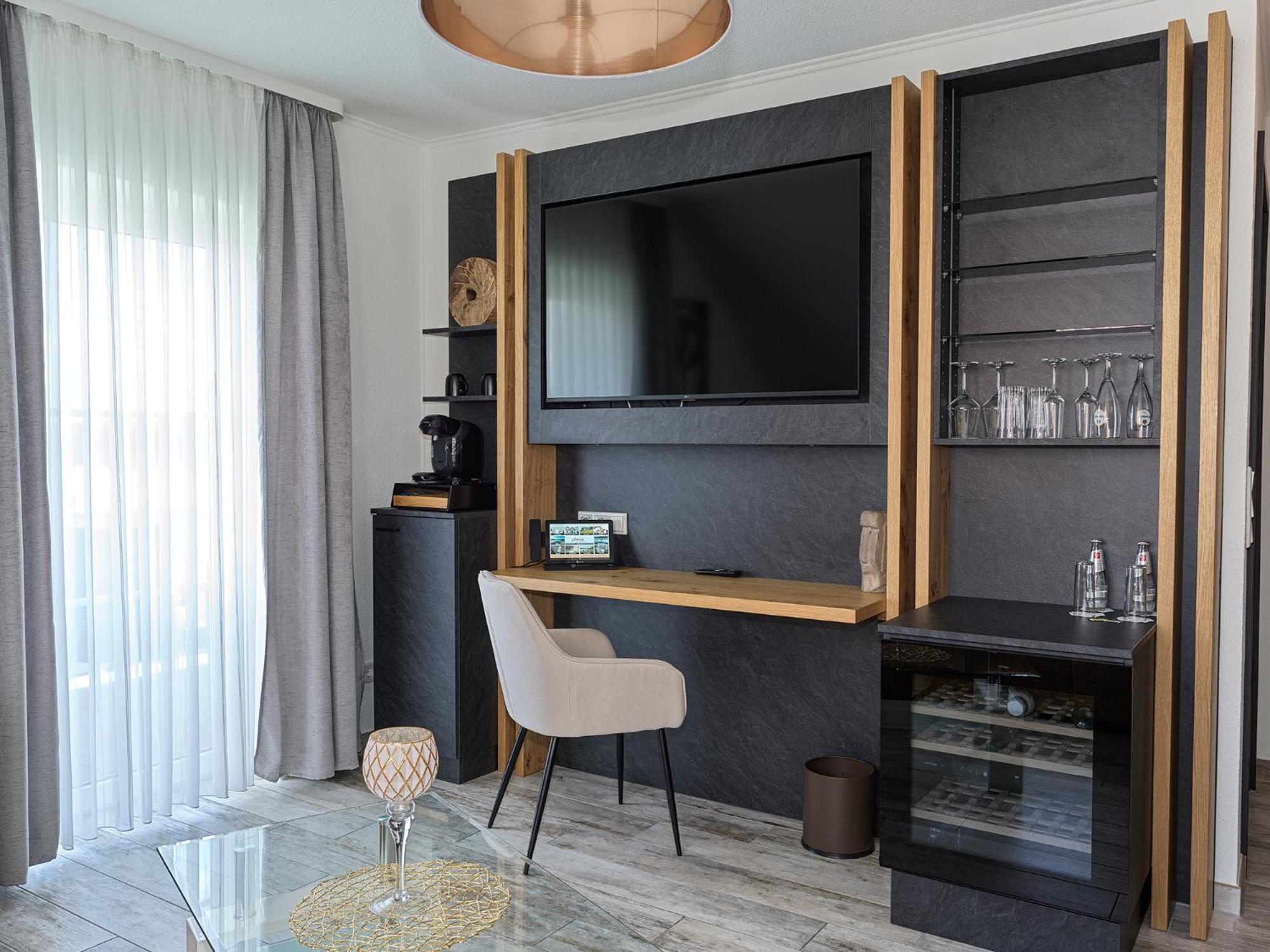 Suite with Lake View - Photo 3