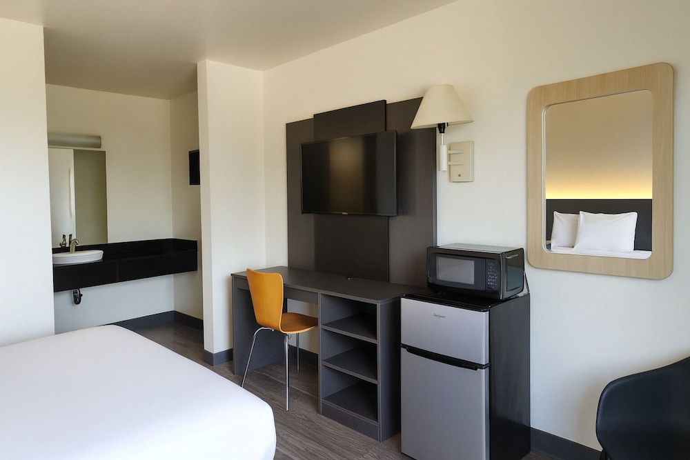 Standard Room, 2 Double Beds, Non Smoking photo 3