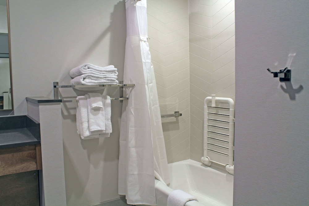 Suite, Multiple Beds (Mobility/Hearing Accessible, Tub) - Photo 9