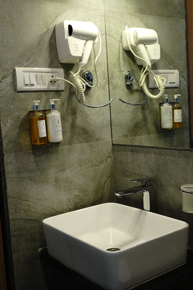 SUPERIOR DELUXE ROOM - Photo 2
