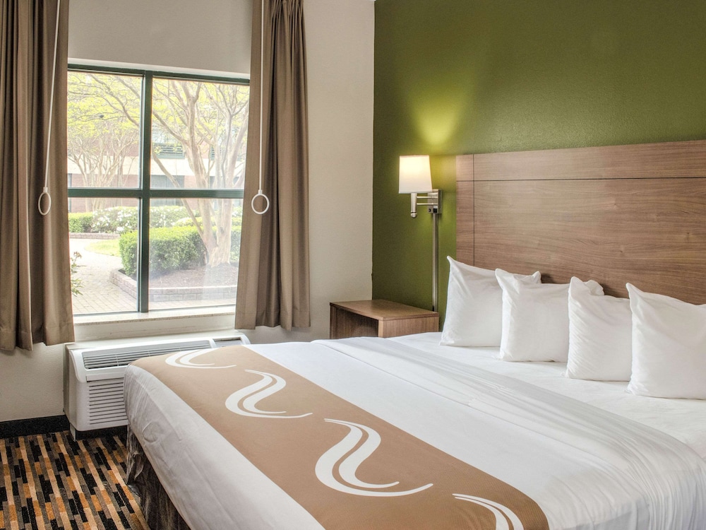 Business Suite, 1 King Bed, Non Smoking photo 3