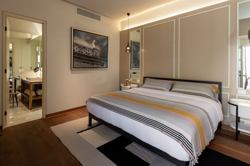 Deluxe Single Room, 1 King Bed photo 2