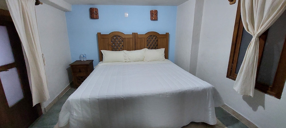 Economy Room, 1 King Bed photo 1