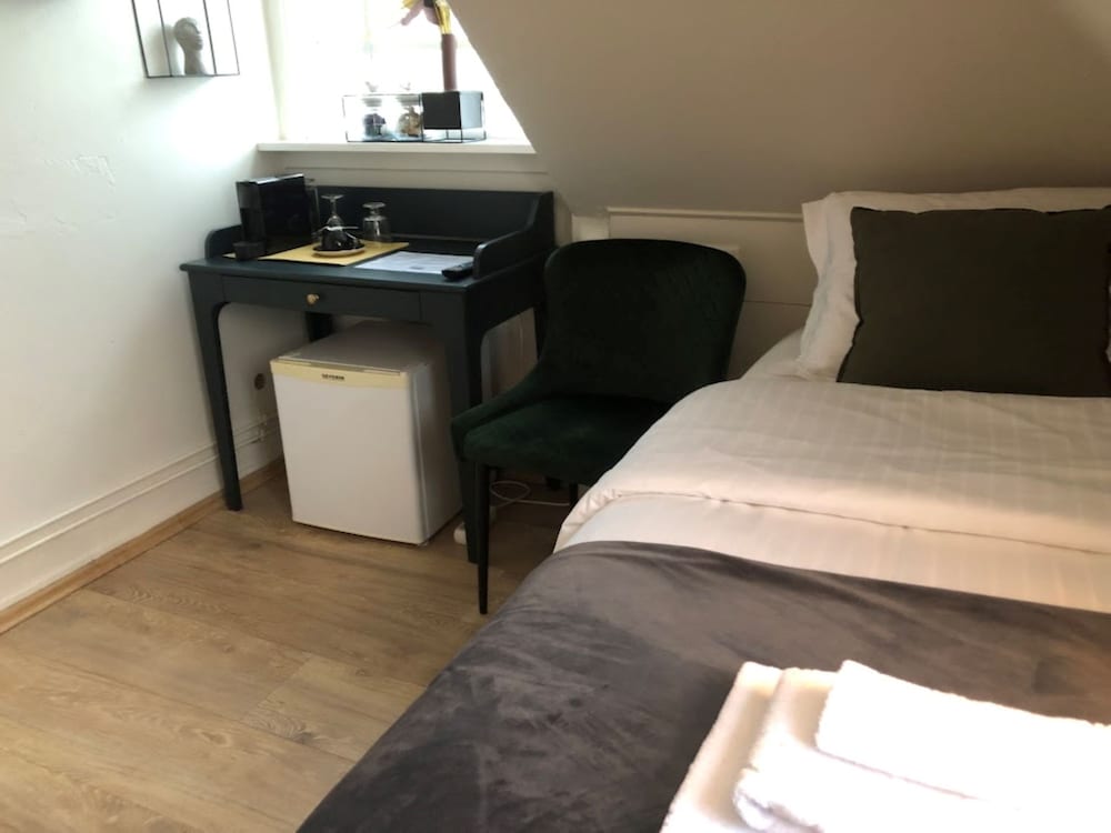Basic Single Room, Shared Bathroom photo 3
