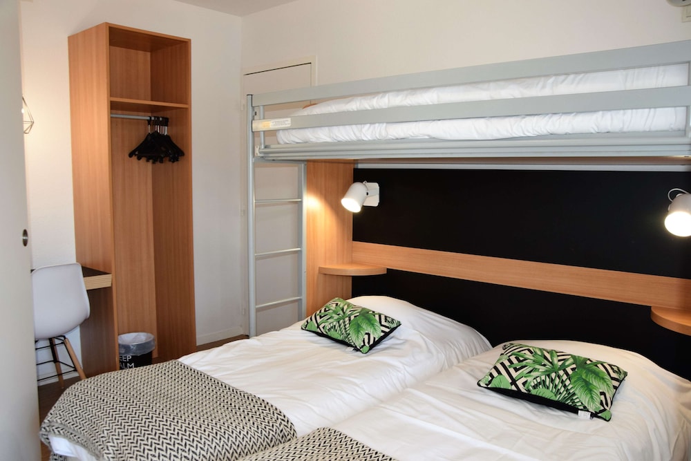 Standard Room, 3 Twin Beds - Photo 10
