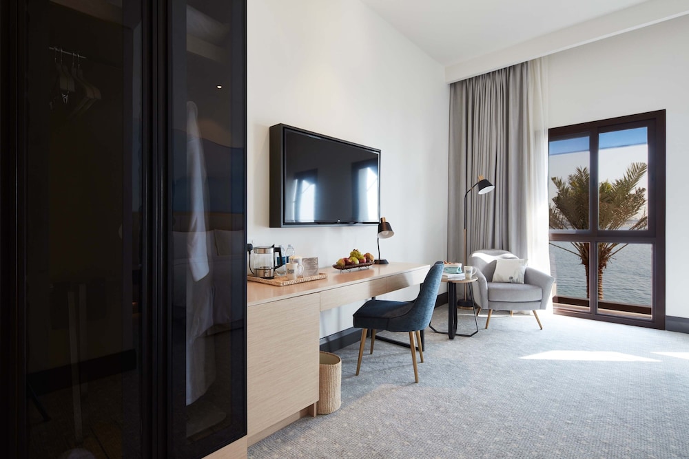 Deluxe Room, 1 King Bed, Sea View photo 3