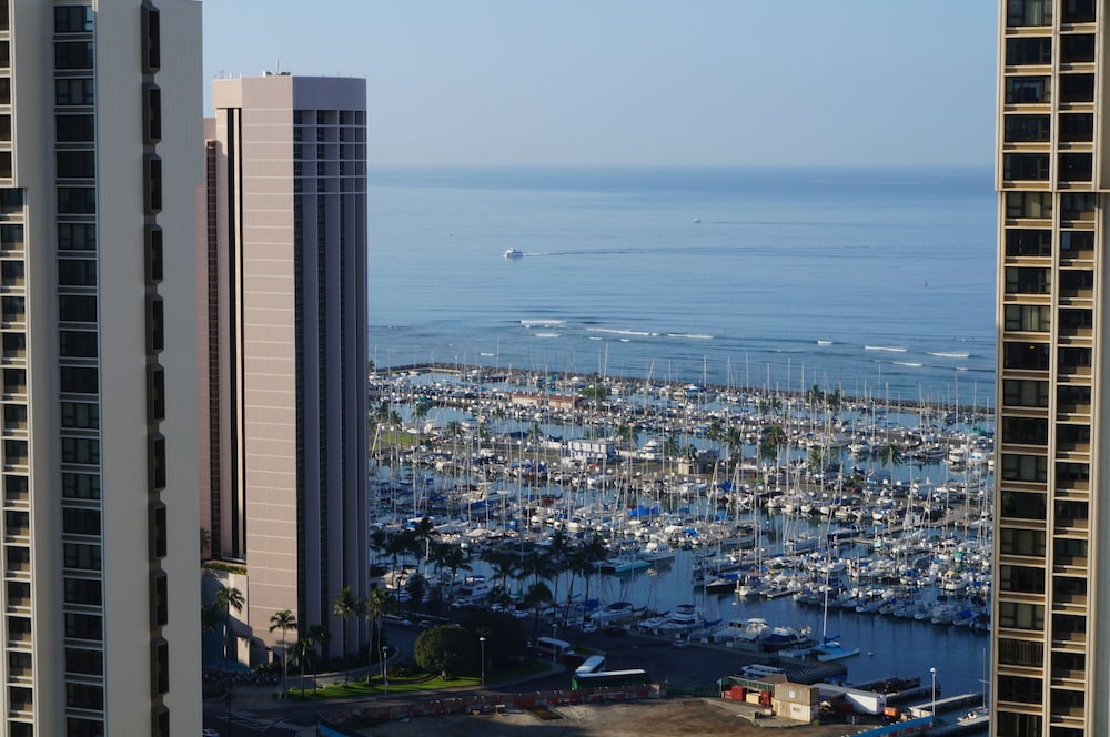 Superior Room, Ocean View (Waikiki Tower) - Photo 15