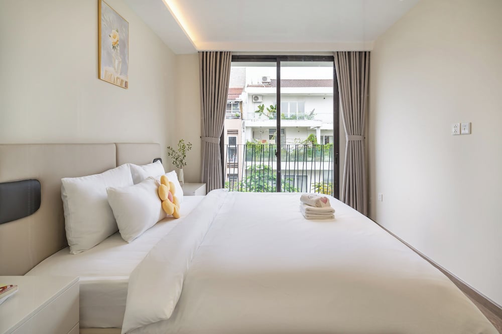 Premier One-bedroom Suite Balcony - Street View