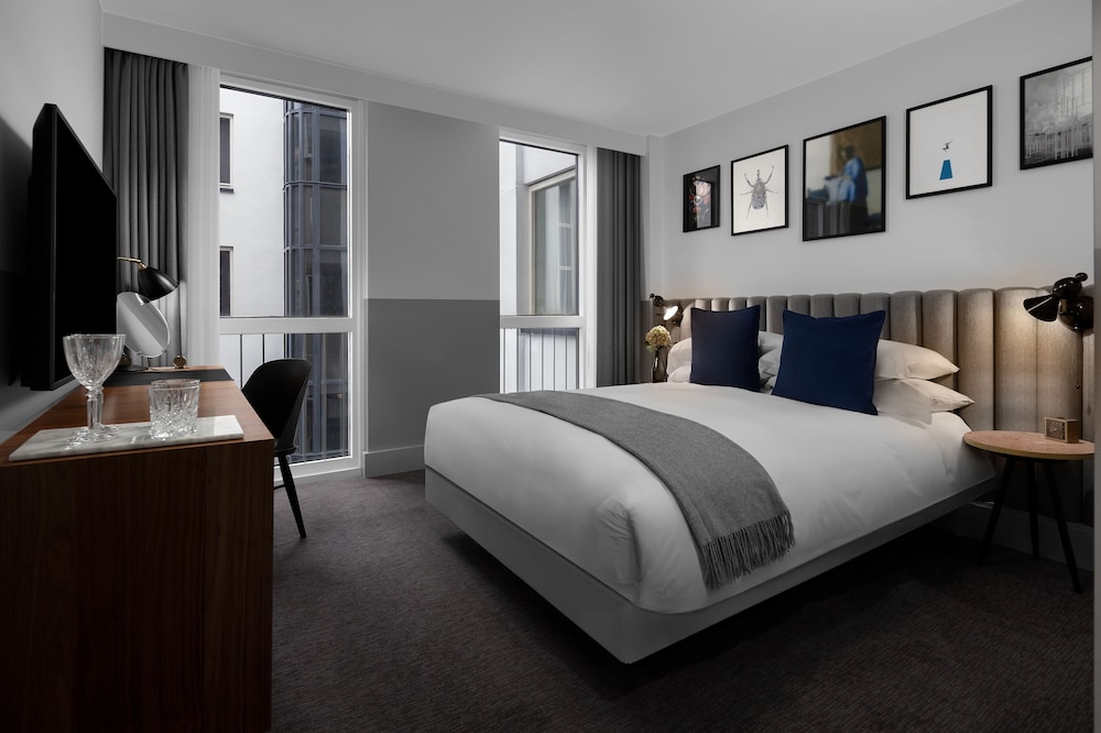 Room, 1 Queen Bed (Essential)