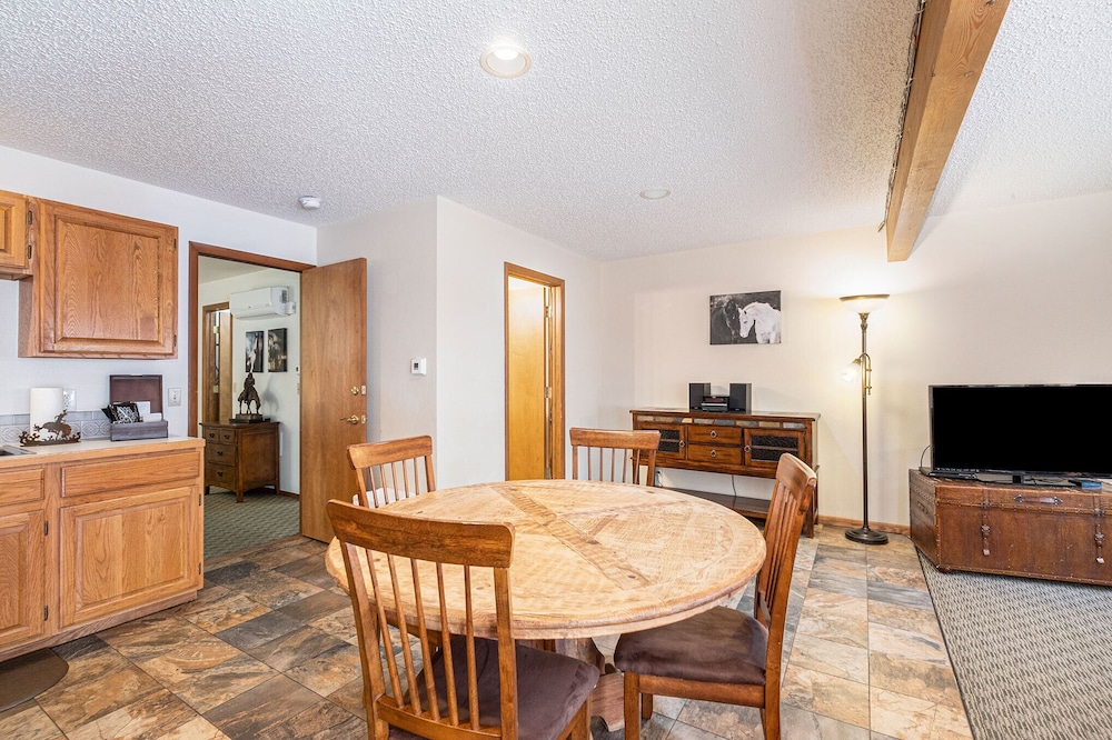 Mountain, One Bedroom Suite (1 Queen Bed and Sofa Bed), photo 6