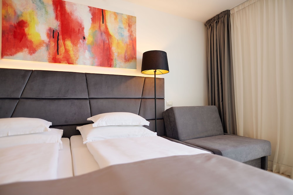 Superior Double or Twin Room, Partial Sea View - Photo 8