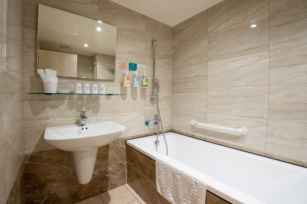 Business Quadruple Room photo 3