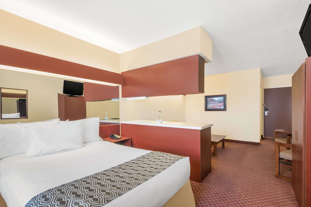 Suite, 1 Queen Bed - Photo 3