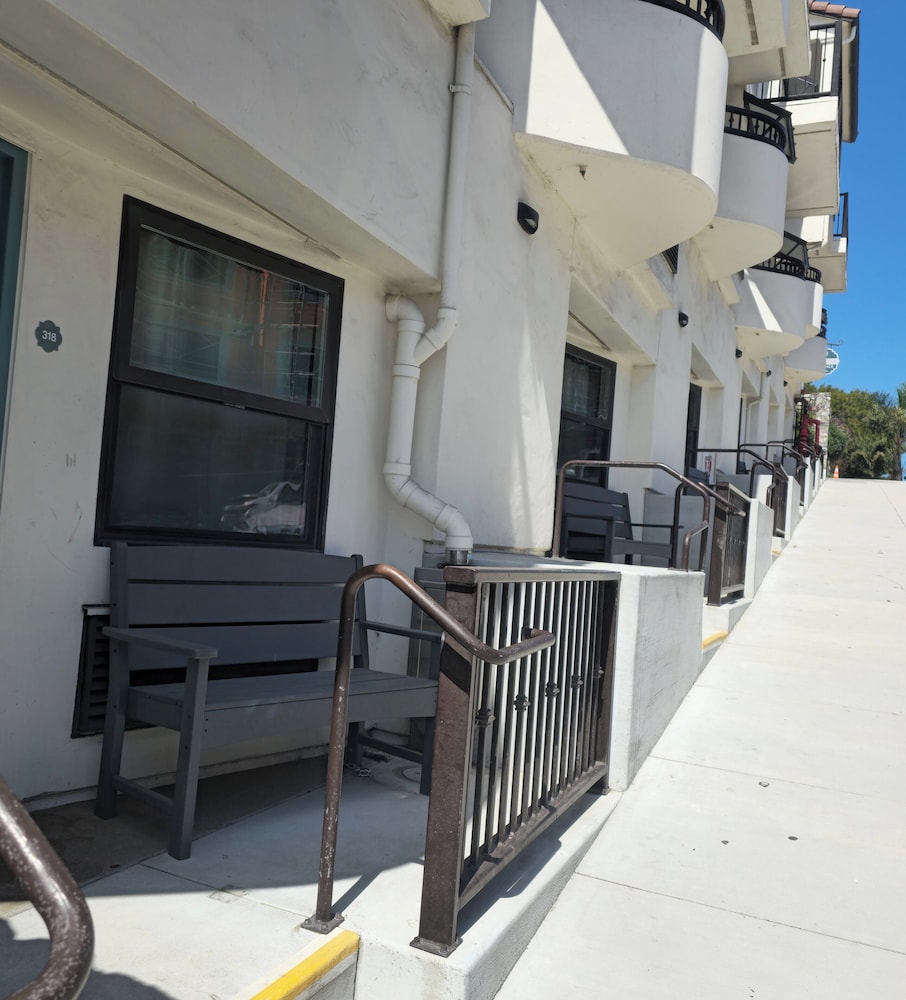 Newly Renovated 2 Queens, Street View photo 3