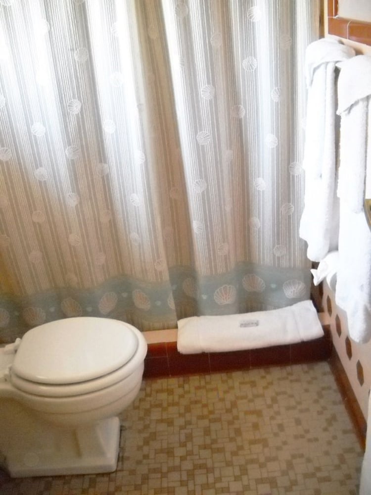 Basic Double Room, Multiple Beds - Photo 7