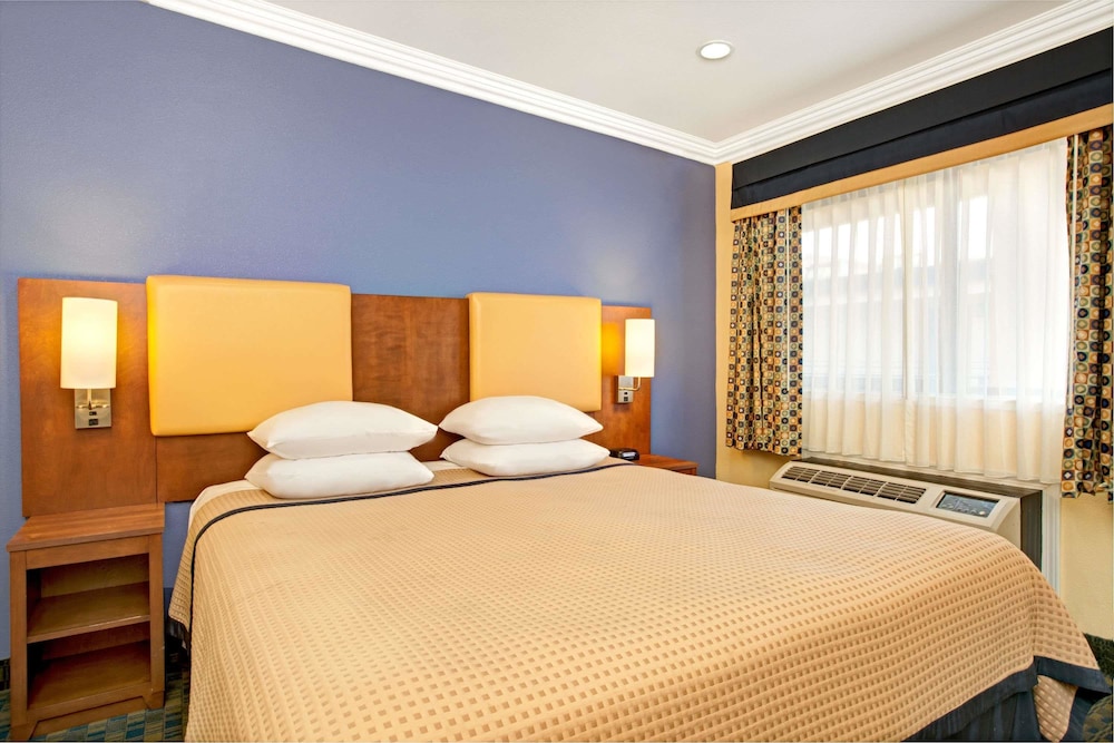 Standard Room, 1 Queen Bed - Photo 1
