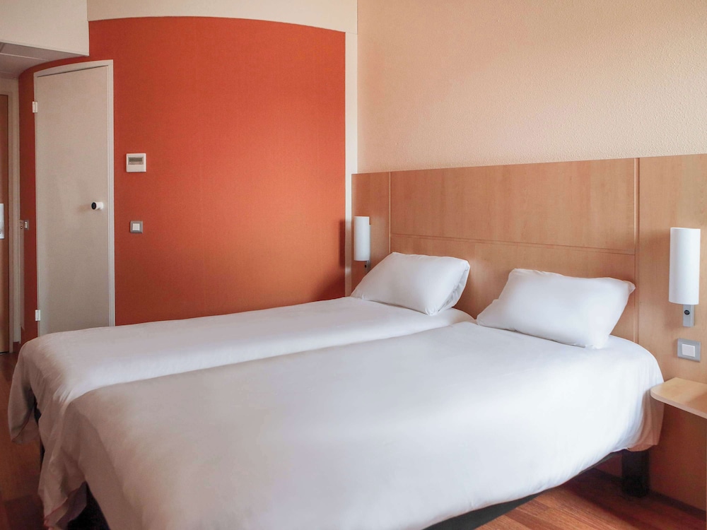 Standard Room, 2 Twin Beds photo 3