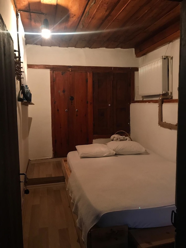 Economy Double Room, 1 Double Bed, Courtyard View photo 2
