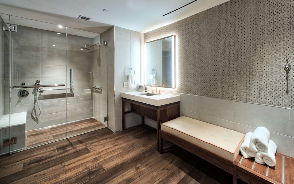 Deluxe Room, 1 King Bed, Accessible (Mobility, Roll-in Shower) - Photo 8