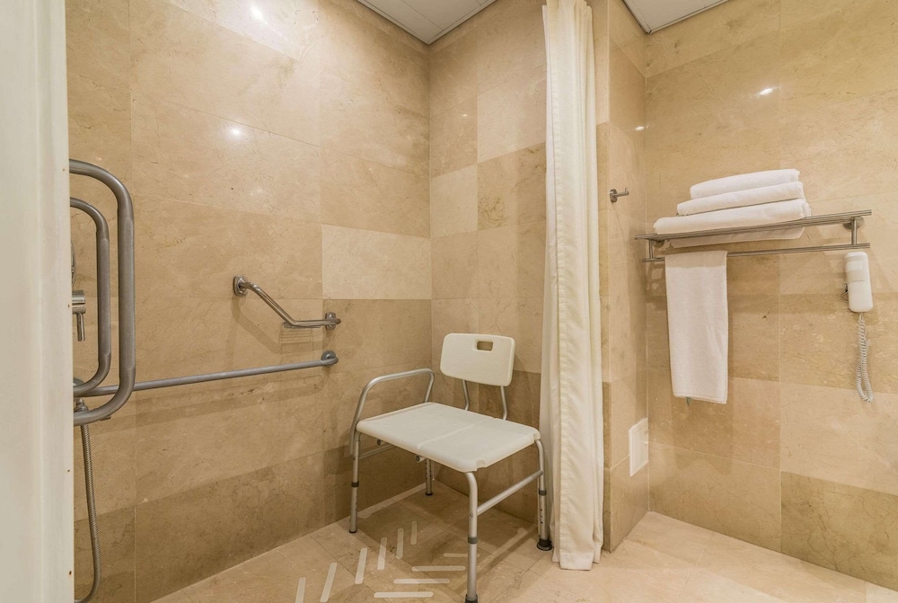 Room, 1 King Bed, Non Smoking (City or Garden View) - Photo 7