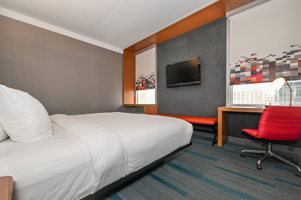 Room, 1 King Bed (Mobility/Hearing Accessible, Tub) - Photo 4