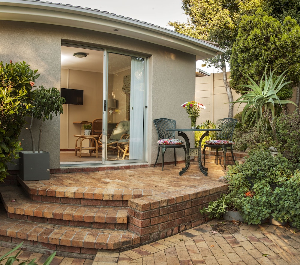 Superior Suite, Garden Area photo 3