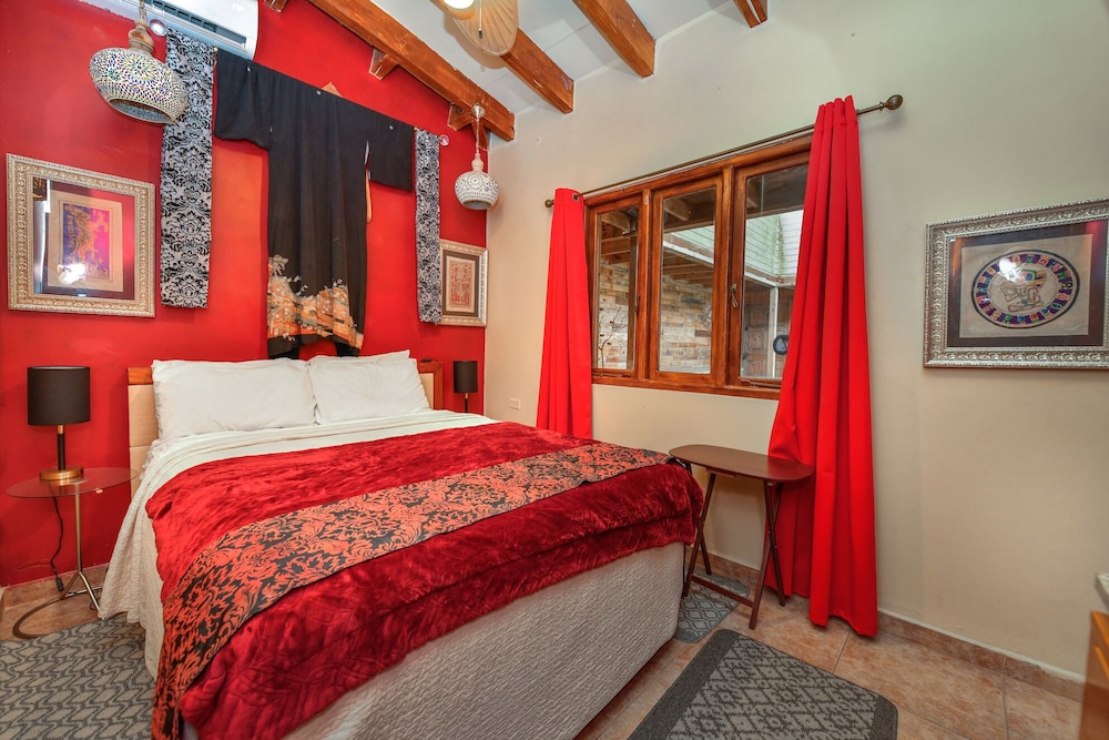 Design Studio, 1 Queen Bed, Private Bathroom, Garden View