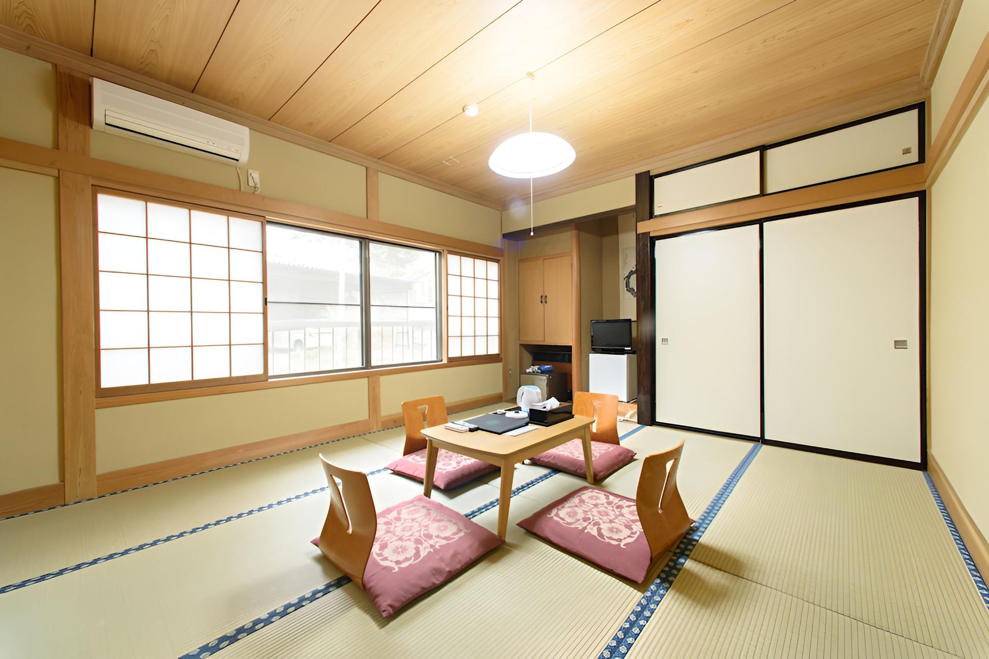 New Building Japanese Traditional Room with Bathroom for 1-4 Guests (Check-in from 15:00 to 22:00)