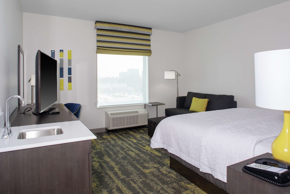 Room, 1 King Bed, Non Smoking (Mobility, Hearing, Bathtub)
