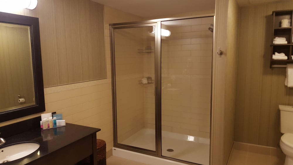 Suite with King Bed & Boardroom - Photo 2