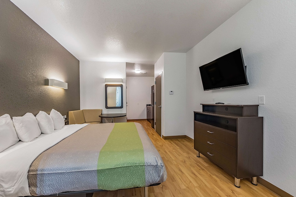 Deluxe Suite, 2 Queen Beds, Non Smoking, Kitchenette - Photo 7