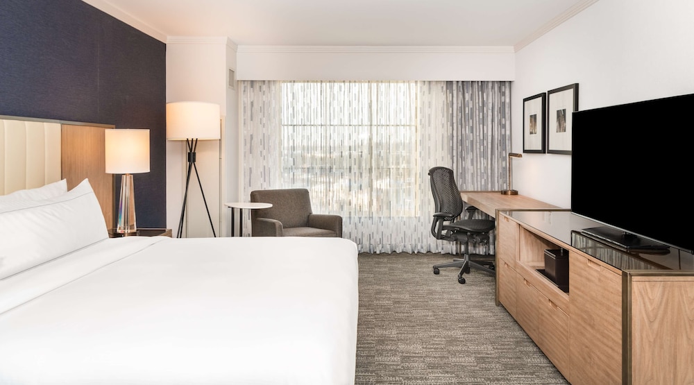 Executive Room, 1 King Bed, Accessible, Bathtub (Mobility & Hearing) - Photo 3