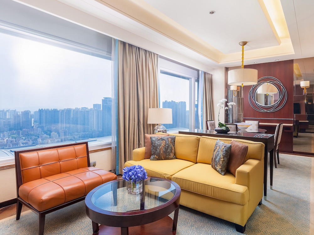 Club Executive King Bed Suite - Photo 2