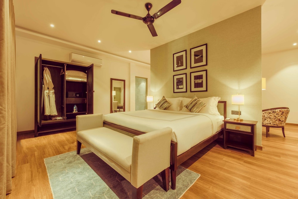 Classic Suite, Bathtub, Partial Ocean View photo 3