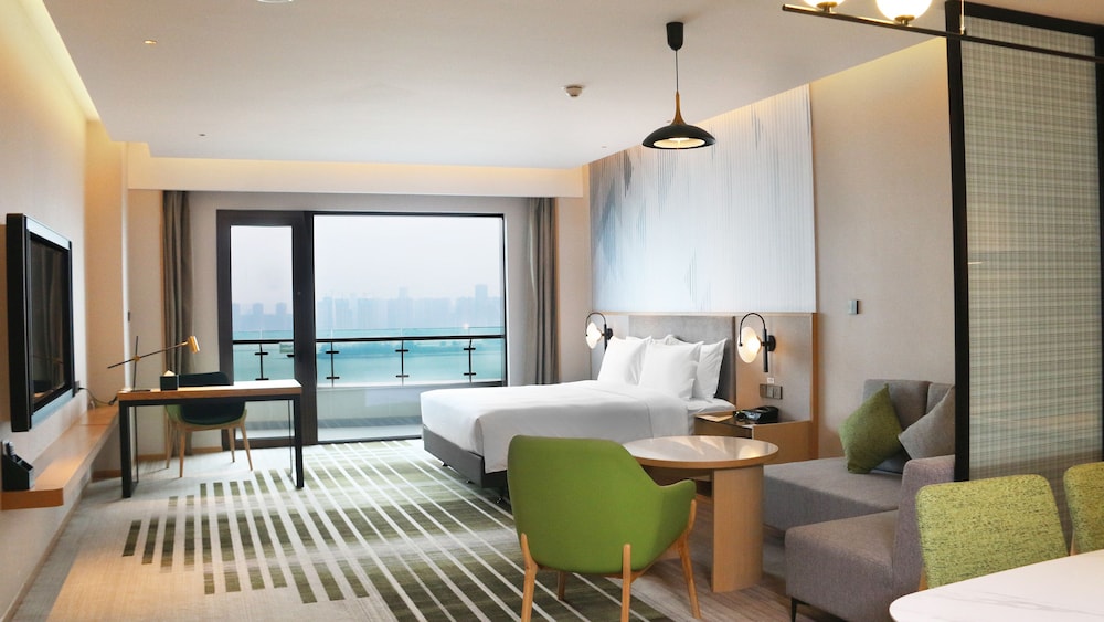 Suite, 1 King Bed, River View