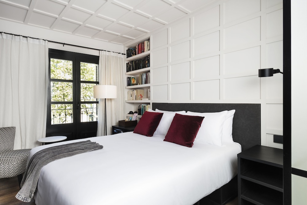 Deluxe Double Room, 1 Queen Bed, City View photo 2