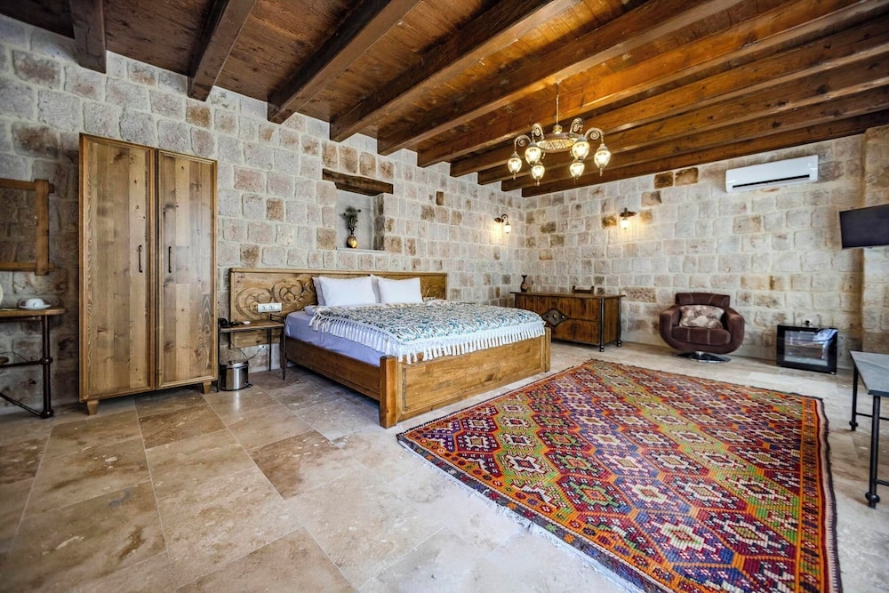 Royal Room, Hot Tub
