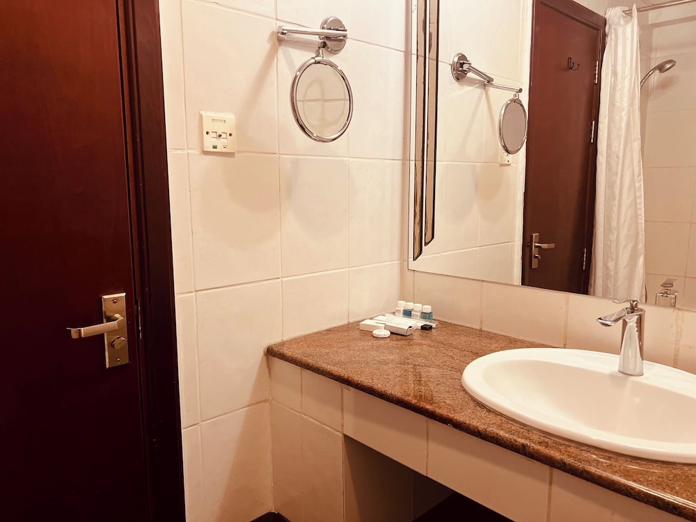 Deluxe Room, 1 Bedroom - Photo 9