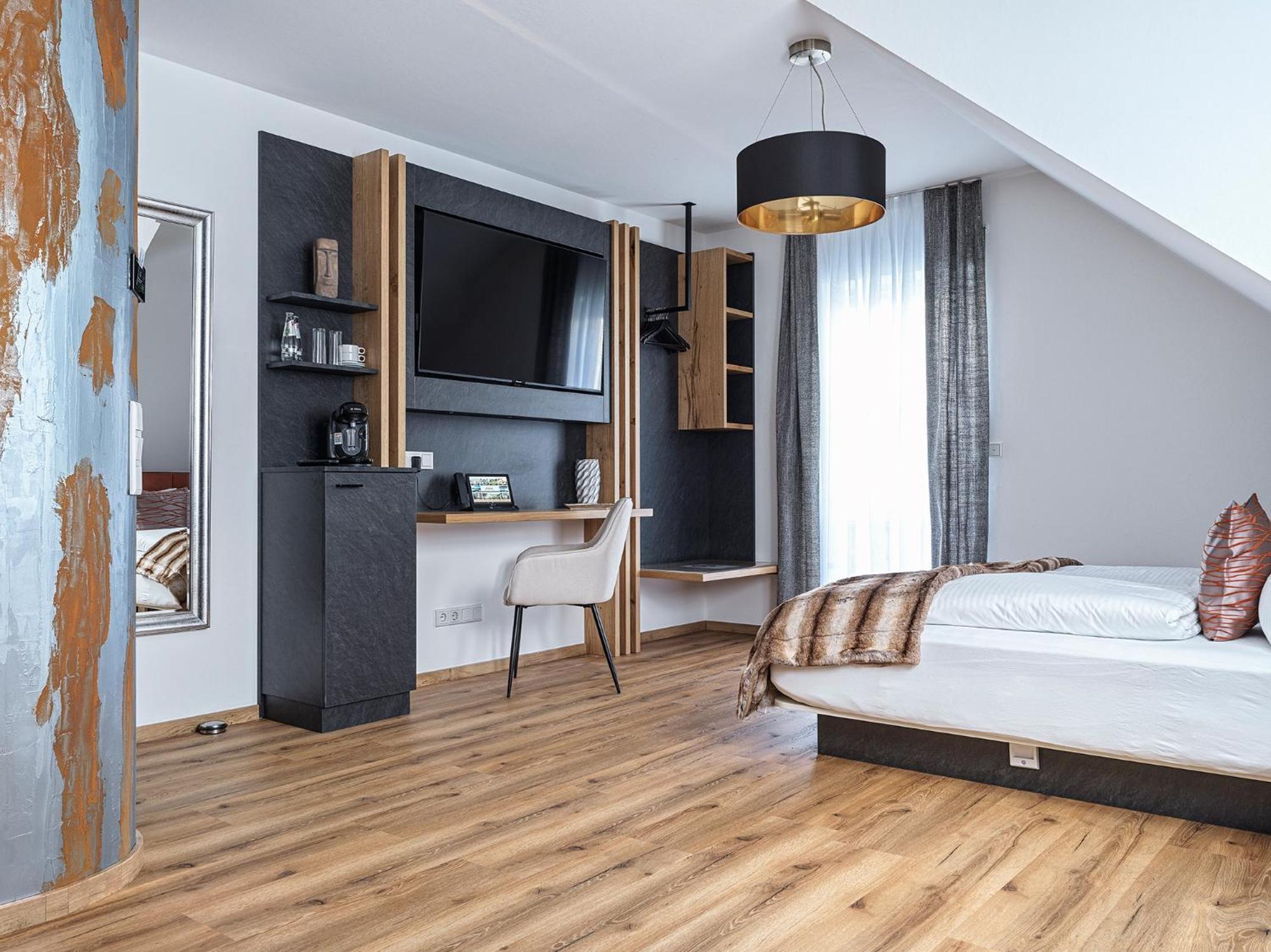 King Room with Balcony - Photo 1
