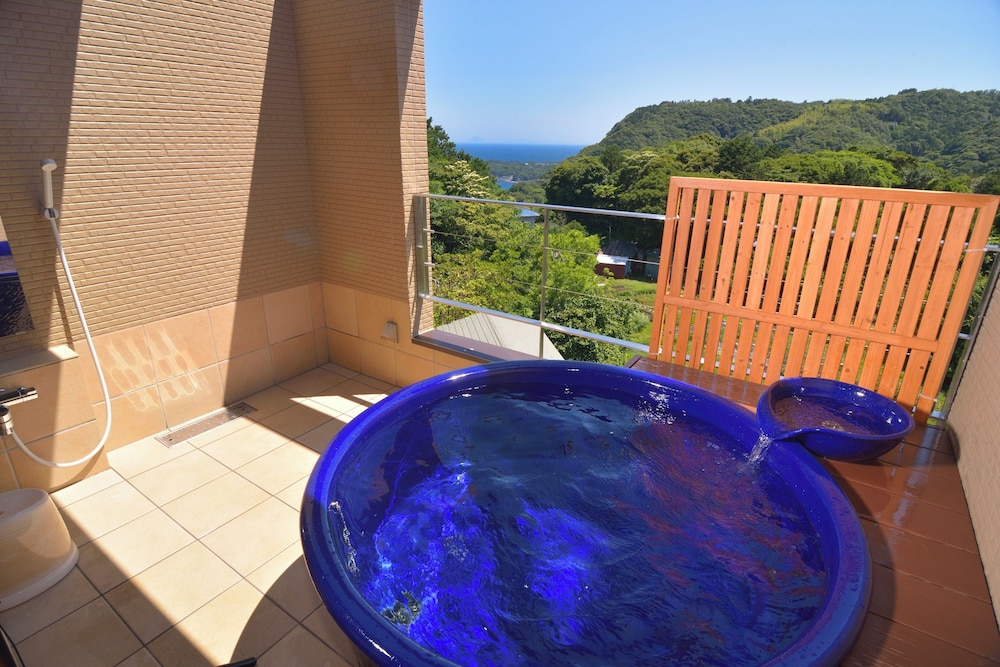 Deluxe Triple Room, Balcony, Partial Ocean View photo 2