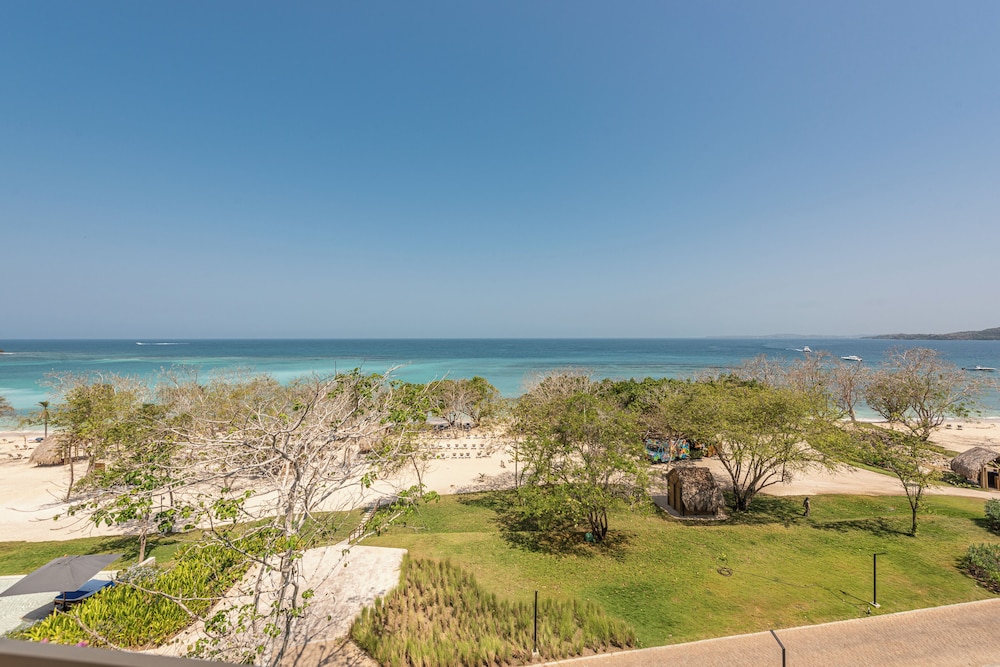 Junior Suite 1 King, Beach Front - Photo 7