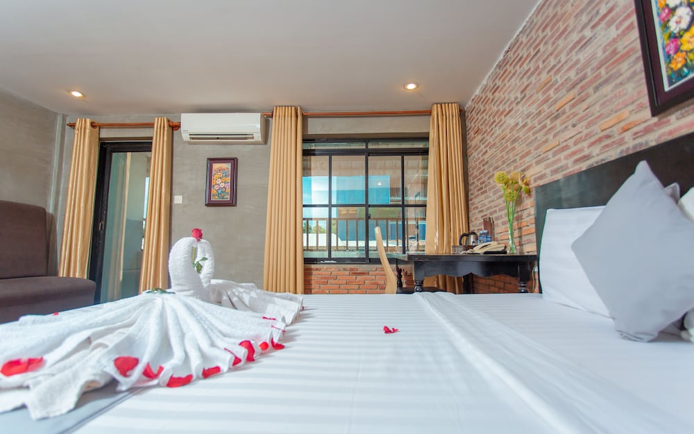 Honeymoon Suite, 1 King Bed, City View photo 3