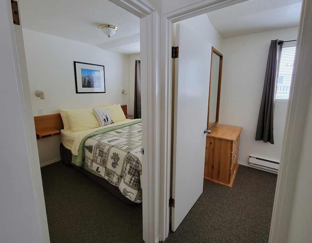 Family Room, 2 Bedrooms