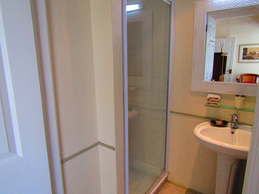 Classic Double Room (En-suite) photo 2