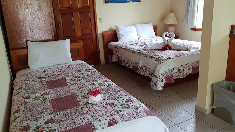 Economy Triple Room photo 2