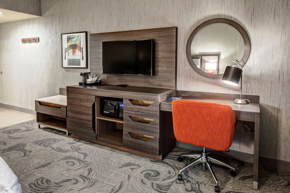 Room, 1 King Bed, Accessible, Bathtub (Hearing) photo 3
